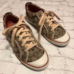 Women’s size 8 coach shoes. Great with any OOTD!!